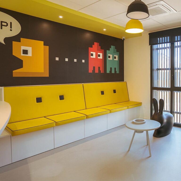 Salle d'attente jaune